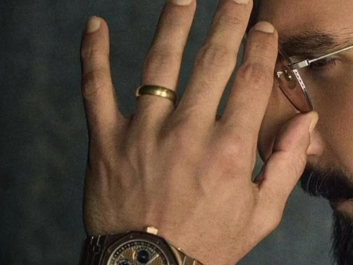 Memakai Jam Tangan di Pergelangan Tangan Kanan