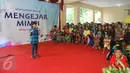Sejumlah anak mengikuti berbagai kegiatan saat digelarnya Sport Festival Marunda 'Mengejar Mimpi' di Rusunawa Marunda, Jakarta, Minggu (5/3). (Liputan6.com/Helmi Afandi)