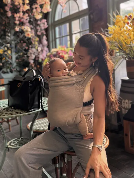 Mengenakan tank top putih dan jogger, gaya Jennifer Bachdim yang tampak kasual terlihat begitu stylish. [Foto: Instagram/ Jennifer Bachdim]