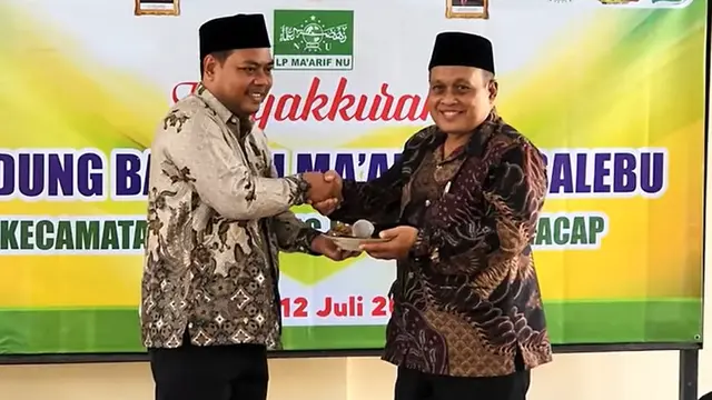 Pemotongan tumpeng oleh Ketua LP Ma'arif NU Kecamatan Majenang