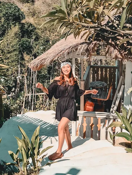 Punya penampilan stylish dan tubuh yang langsing, banyak penggemar dan netizen pun memuji penampilannya. Aktris yang sudah kepala tiga ini pun kerap tampil menawan dengan berbagai gayanya yang stylish. (Liputan6.com/IG/@mettapermadi89)