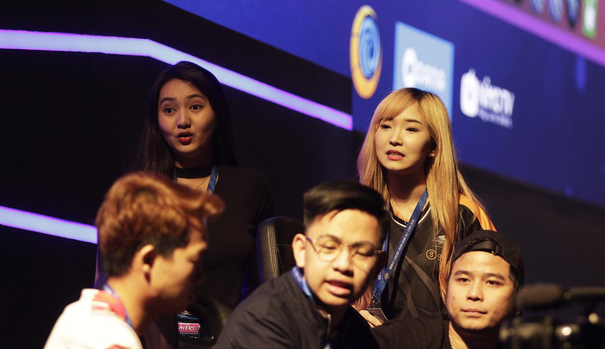 Tim All Star Moniya mengatur strategi saat akan menghadapi tim All Star Magic Academy pada Mobile Legends Bang Bang: All Star 2019 di Tenis Indoor Senayan, Jakarta, Sabtu (20/7). MLBB All Star Team dibagi menjadi 4 tim yang dipimpin pemain Onic eSports. (Bola.com/Yoppy Renato)