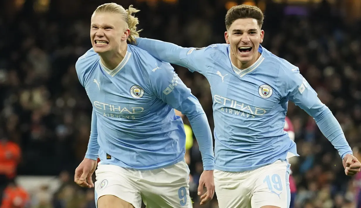 Erling Haaland yang kini tengah menjalani musim kedua bersama Manchester City baru saja mematahkan rekor Ruud van Nistelrooy sebagai pemain tercepat yang mampu mencetak 40 gol di Liga Champions. Striker asal Norwegia yang melakukan debut di Liga Champions bersama RB Salzburg pada matchday pertama Grup E musim 2019/2020 saat menghadapi KRC Genk dan langsung menyumbang hattrick ini mampu mencetak total 40 gol hanya dalam 35 laga. Gol ke-40 nya terjadi saat Manchester City menang 3-2 atas RB Leipzig pada matchday ke-5 Grup G Liga Champions musim 2023/2024 (28/11/2023). (AP Photo/Dave Thompson)
