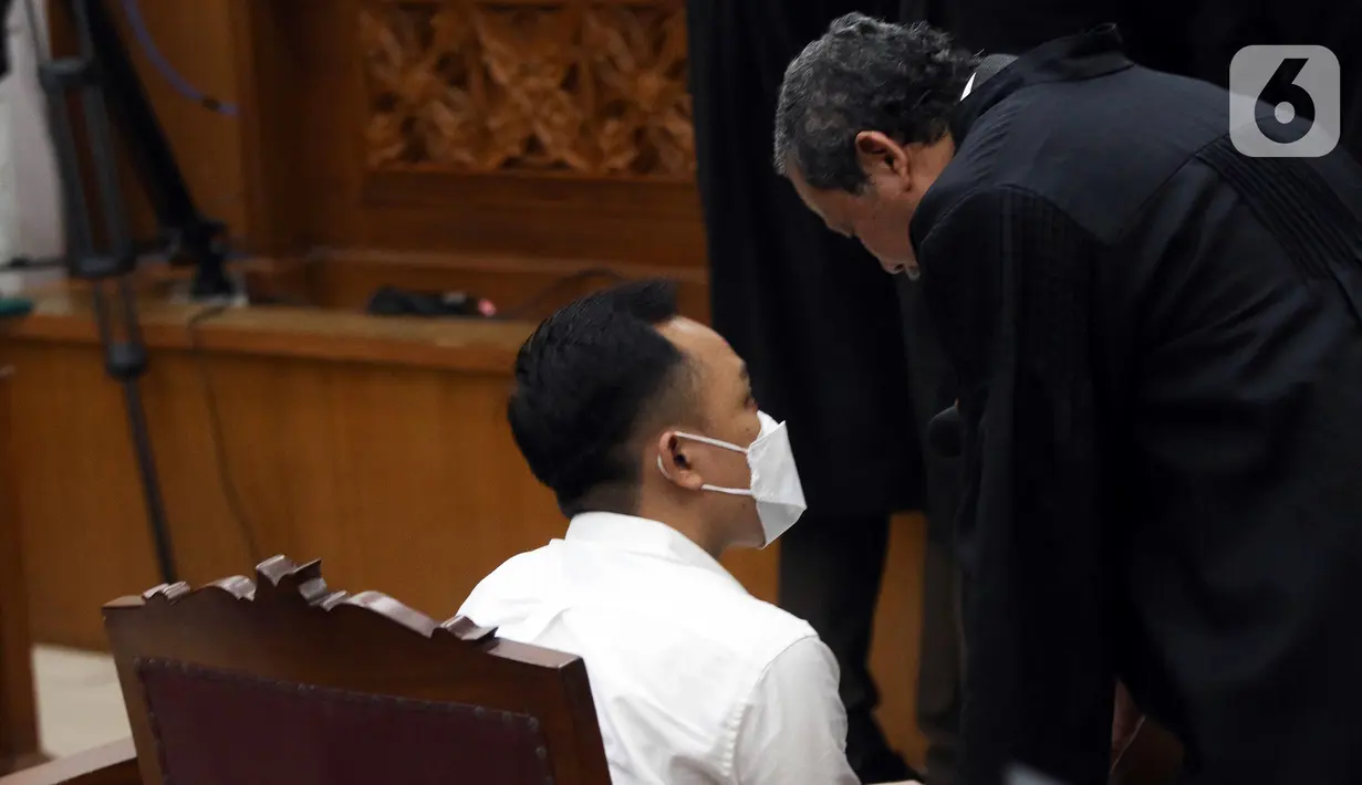 Ricky Rizal bersiap sidang perdana terkait kasus pembunuhan Brigadir Nofriansyah Yosua Hutabarat atau Brigadir J di Ruang Utama Pengadilan Negeri Jakarta Selatan, Senin (17/10/2022). Sidang perdana Ricky Rizal yang beragendakan pembacaan dakwaanoleh Jaksa Penuntut Umum. (Liputan6.com/Herman Zakharia)