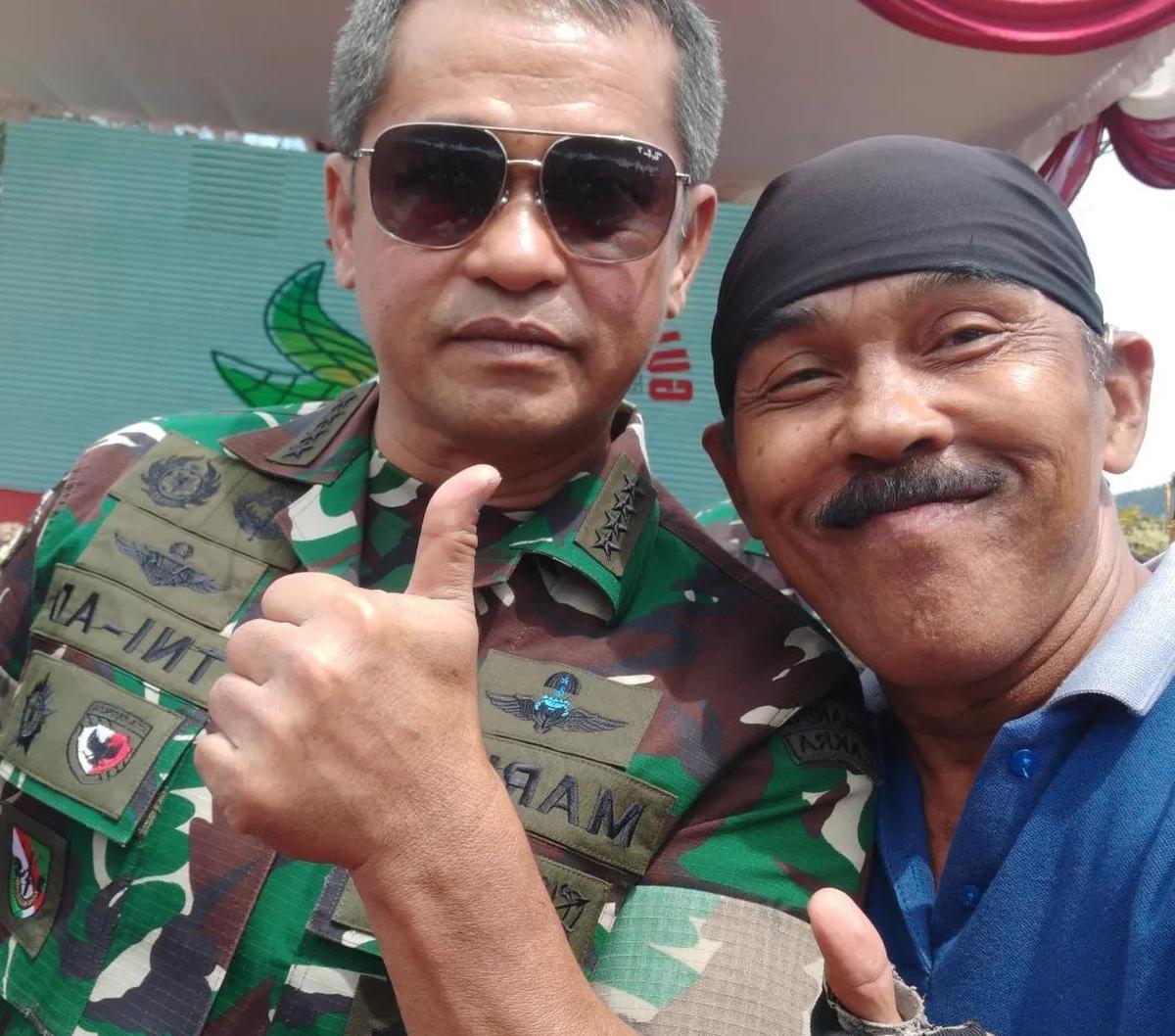 Pada potret pertama, Kopral Bagyo terlihat berpose dengan Jenderal TNI Maruli Simanjuntak.<br>