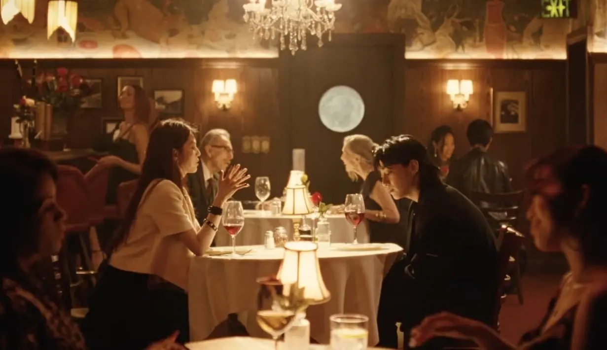 Teaser MV tersebut memperlihatkan Han So Hee dan Jungkook yang duduk berhadapan di sebuah restoran bergaya klasik. (Foto: YouTube/ HYBE LABELS)