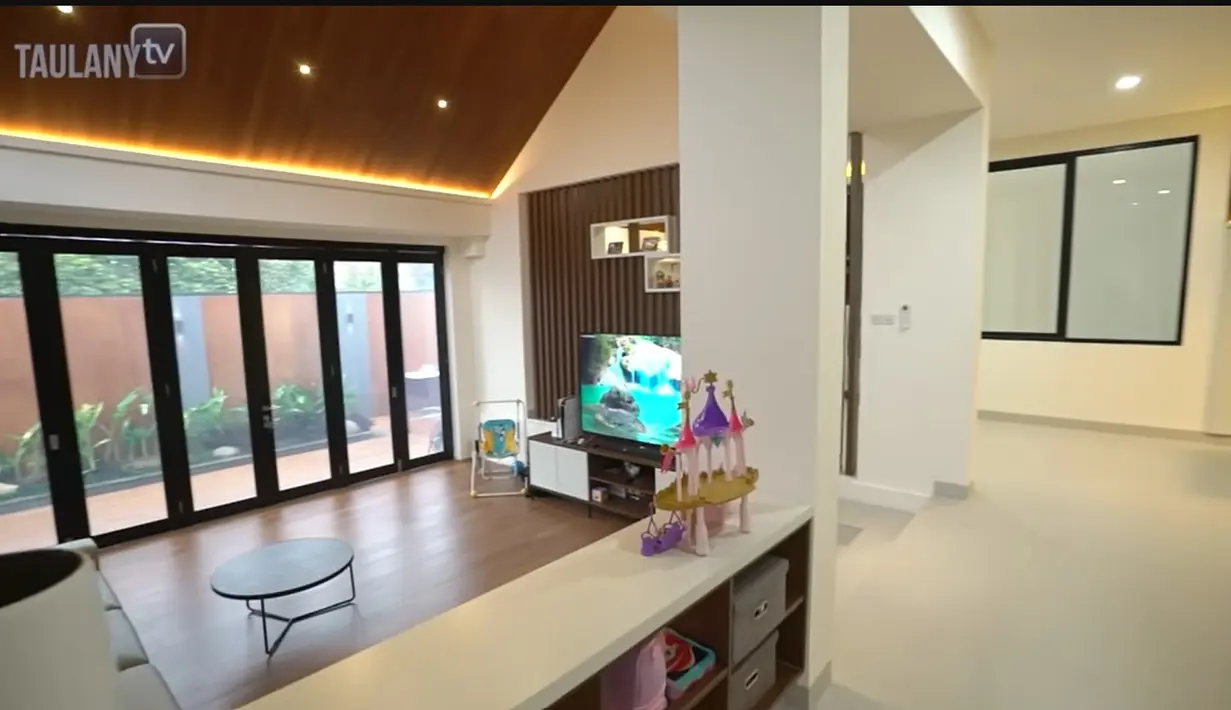 Tempat santai bersama keluarga di buah sedikit menurun. Sedangkan dinding menggunakan kaca terkesan makin laus. Sofa panjang biasa digunakan untuk santai bersama anak dan istri sambil menikmati hiburan dari layar teve. [Youtube/TAULANY TV]