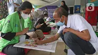 Sebanyak 30 orang difabel menjalani pelatihan membatik Betawi di aula Gedung Balai Pustaka, Matraman, Jakarta, Rabu (25/8/2021). Kegiatan ini hasil kerja sama Kecamatan Matraman dengan PDSI, Balai Pustaka, Kantor Berita Antara, dan Koperasi Batik Betawi. (Liputan6.com/Herman Zakharia)