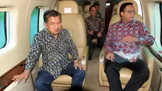 Wakil Presiden Jusuf Kalla (JK) berbincang dengan Gubernur DKI Jakarta Anies Baswedan saat meninjau sejumlah titik kemacetan menggunakan Helikopter Super Puma dari lapangan helipad, Monas, Jakarta, Senin (28/1). (Liputan6.com/HO/TIM MEDIA WAPRES)