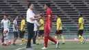 Bek Timnas Indonesia U-22, Andy Setyo, tampak kecewa usai ditahan imbang Malaysia U-22 pada laga Piala AFF U-22 2019 di Stadion National Olympic, Phnom Penh, Selasa (20/2). Kedua negara bermain imbang 2-2. (Bola.com/Zulfirdaus Harahap)