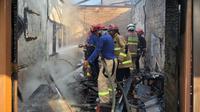 Kebakaran hebat melanda sebuah rumah di kawasan padat penduduk, Jalan Ikan Nila, Kecamatan Bumi Waras, Kota Bandar Lampung, Selasa sore (14/10/2025). (Liputan6.com/ Ardi Munthe)
