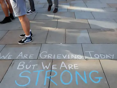 Sebuah pesan tertulis di trotoar sehari setelah bom bunuh diri di Manchester Arena, lokasi konser musik penyanyi Ariana Grande, yang menewaskan 22 orang, 23 Mei 2017. (AP Photo/Kirsty Wigglesworth)
