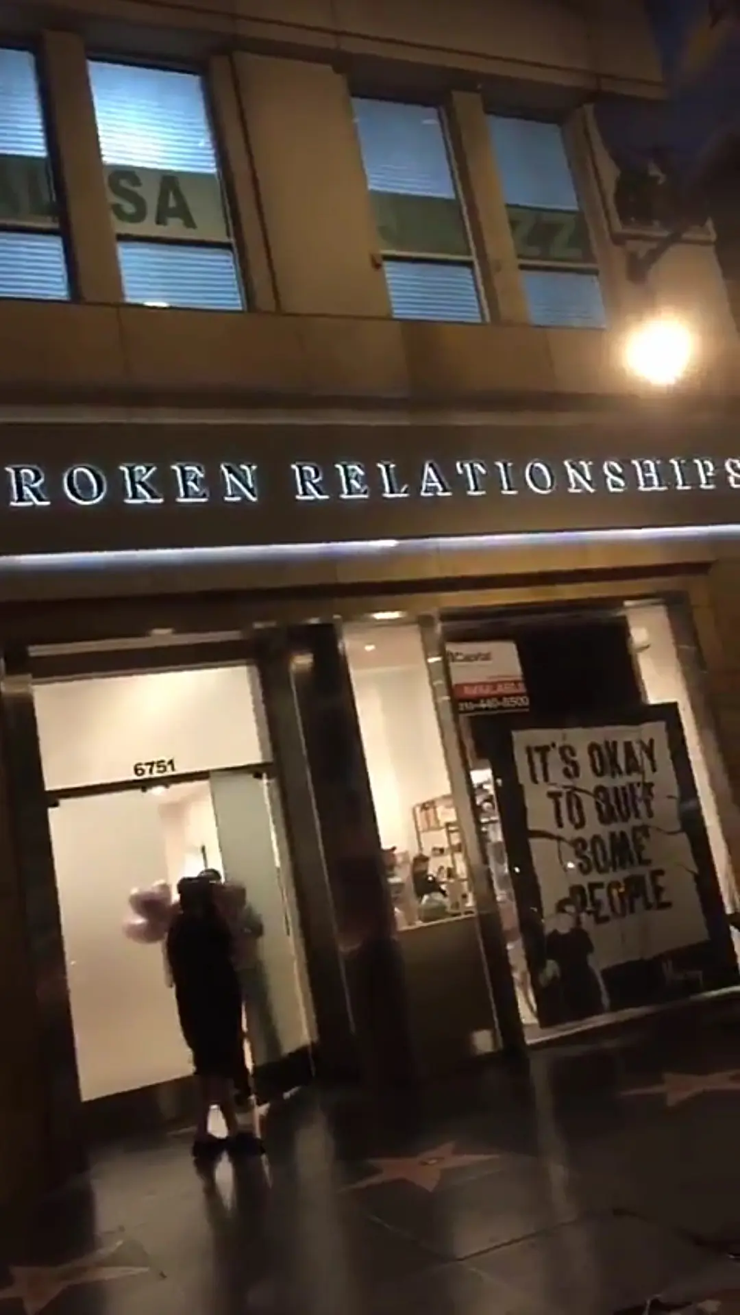 Di Amerika, Demian mengunjungi sebuah tempat bernama Museum of Broken Relationships