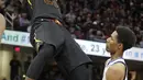 Pemain Cleveland Cavaliers, LeBron James saat melakukan dunk pada lanjutan NBA basketball game di Quicken Loans Arena, Cleveland, (15/1/2018). Warriors menang 118-108. (AP/Tony Dejak)