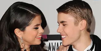 Beberapa saat yang lalu telah terdengar kabar kedekatan Selena Gomez dengan Charlie Puth. Kabarnya, mantan kekasih Selena Gomez yakni Justin Bieber geram ketika ia mengetahui kabar yang beredar tersebut. (AFP/Bintang.com)