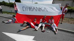 Sejumlah suporter Polandia berbaring di sebuah jalanan sebelum menyaksikan pertandingan Polandia melawan Irlandia Utara di Stadion Allianz Riviera, Nice, Prancis, (12/6). (REUTERS / Eric Gaillard)