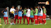 Sebelum berlatih para pemain Timnas Indonesia U16 mendengarkan serius arahan dari sang pelatih Fachri Husaini (Liputan6.com/Helmi Fithriansyah).