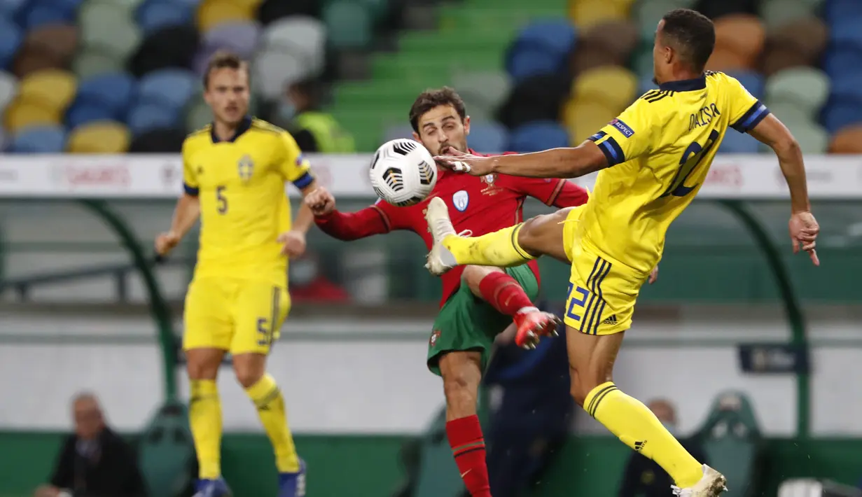 Pemain Portugal Bernardo Silva (tengah) berebut bola dengan pemain Swedia Robin Quaison pada pertandingan UEFA Nations League di Stadion Jose Alvalade, Lisbon, Portugal, Rabu (14/10/2020). Portugal menang 3-0. (AP Photo/Armando Franca)