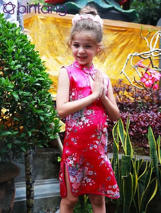 Isabella terlihat manis bergaya seperti gadis Bali. Seperti magnet, semua orang memberi perhatian lebih kepadanya. (Deki Prayoga/Bintang.com)