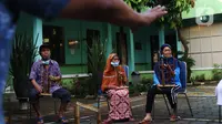 Sejumlah lansia mengikuti latihan angklung di Rumah Rehabilitasi Psikososial Dinas Sosial Kota Tangerang, Banten, Rabu (19/5/2021). Kegiatan berlatih angklung bagi lansia tersebut guna mengisi waktu luang sekaligus melatih motorik, auditori, dan sensorik para lansia. (Liputan6.com/Angga Yuniar)