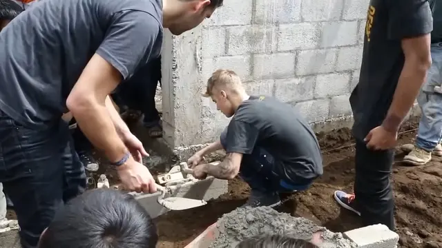 Bieber Jadi Kuli Bangunan