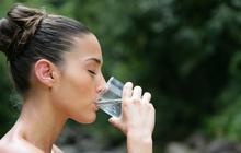 Agar sehat harus minum 8 gelas sehari? Cuma mitos!