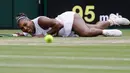 Petenis AS, Serena Williams terjatuh saat mengembalikan bola ke lawannya Alison Riske yang juga berasal dari AS pada perempat final Grand Slam Wimbledon di London, Selasa (9/7/2019). Serena ke semifinal dengan susah payah usai mengalahkan Alison Riske 6-4, 4-6, dan 6-3. (AP/Kirsty Wigglesworth)