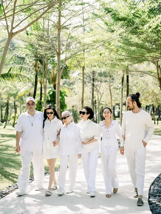 Berjalan beriringan, Raline Shah memperlihatkan kedekatan dan kehangatan keluarganya yang kompak dan punya gaya elegan. [Foto: Instagram/ralineshah]