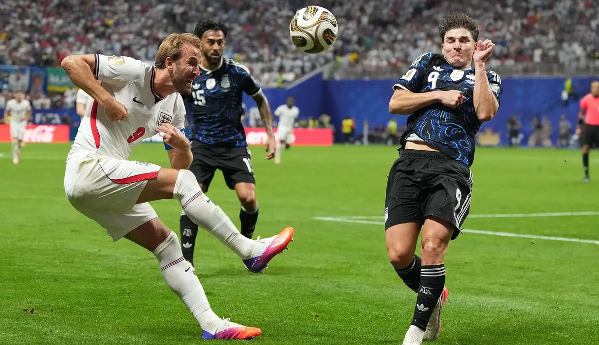 Pemain Inggris Harry Kane berebut bola dengan pemain ASrgentina Julian Alvarez (selama pertandingan semifinal Piala Dunia antara Inggris dan Argentina di Atlanta, Rabu, 15 Juli 2026. (AP Photo/Jeff Roberson)
