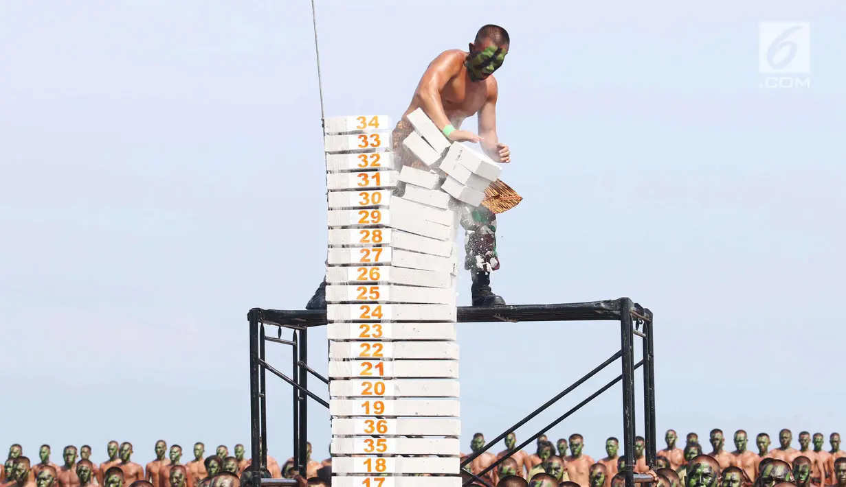 Aksi prajurit TNI saat melakukan gladi resik HUT TNI ke-72 di Cilegon, Banten, Selasa (3/10). Gladi resik tersebut untuk memperingati HUT TNI ke-72 yang dilaksanakan tanggal 5 Oktober. (Liputan6.com/Angga Yuniar)