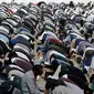 Umat muslim melaksanakan salat Jumat di Hagley Park, Kota Christchurch, Selandia Baru, Jumat (22/3). Ibadah itu digelar satu minggu selepas serangan mengerikan terhadap dua masjid di kota Christchurch yang menewaskan 50 orang. (AP/Mark Baker)