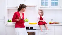 Beberapa hal yang harus ditambah ketika mendesain dapur yang ramah anak antara lain penggunaan lantai yang tidak terlalu licin, meja dengan pengaman di bagian sudut, dan menyiapkan perlengkapan masak yang bisa digunakan anak.