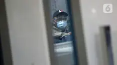 Tersangka kasus dugaan korupsi pengadaan paket penerapan KTP Elektronik, Isnu Edhi Wijaya usai menjalani pemeriksaan di Gedung KPK, Jakarta, Senin (2/11/2020). Mantan Dirut PNRI tersebut diperiksa sebagai tersangka dalam kasus korupsi E-KTP. (Liputan6.com/Helmi Fithriansyah)