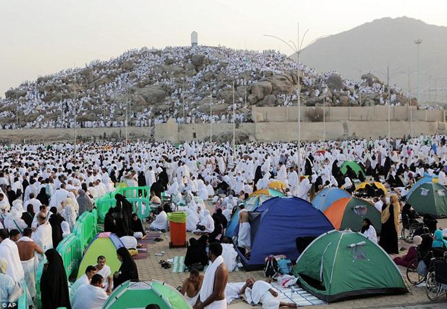 Jutaan umat muslim selalu memadati Jabal Rahmah di musim haji | Photo: Copyright dailymail.co.uk