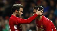 Dua gelandang Manchester United, Juan Mata (kiri) dan Ander Herrera, pada laga kontra Manchester City, di Stadion Old Trafford, Kamis (27/10/2016) dini hari WIB. Partai fase 32 Besar tersebut berakhir dengan kemenangan Manchester United, 1-0.  (Reuters/Ja