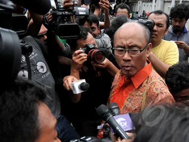 Rohaniawan Daniel Alexander memberi keterangan pers seusai mengikuti kebaktian di Lapas Batu, Nusakambangan, Jawa Tengah, Kamis (5/3/2015).  Daniel Alexander mengaku, akan terus memperjuangkan duo Bali Nine tidak dihukum mati (Liputan6.com/Johan Tallo)