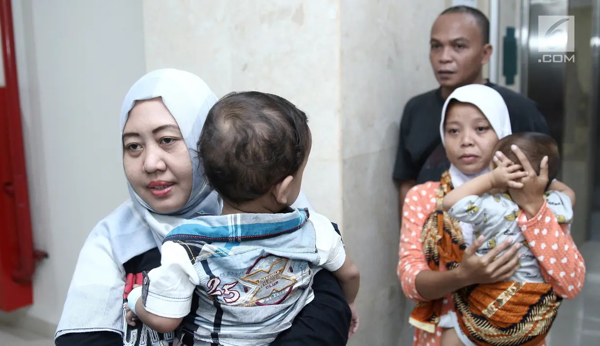 Para ibu menggendong anak mereka sebelum masuk ruang operasi di RS EMC, Bogor, Jawa Barat, Sabtu (21/4). RS EMC menggelar operasi hernia dari tanggal 21-27 April 2018. (Liputan6.com/Herman Zakharia)