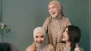 Seperti di potret ini, di mana Irish Bella dan kedua putrinya kenakan busana muslim sarimbit [@_irishbella_]