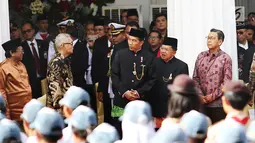 Presiden Joko Widodo didampingi Wakil Presiden Jusuf Kalla sebelum melakukan upacara Hari Lahir Pancasila di Gedung Pancasila, Jakarta, Kamis (1/6). Para peserta upacara berasal dari tokoh masyarakat, TNI, Polri, serta Pelajar. (Liputan6.com/Angga Yuniar)