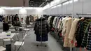Pelanggan melihat-lihat pakaian yang terbuat dari bulu binatang di Hong Kong International Fur and Fashion Fair di Hong Kong, Sabtu (24/2). (VIVEK PRAKASH/AFP)