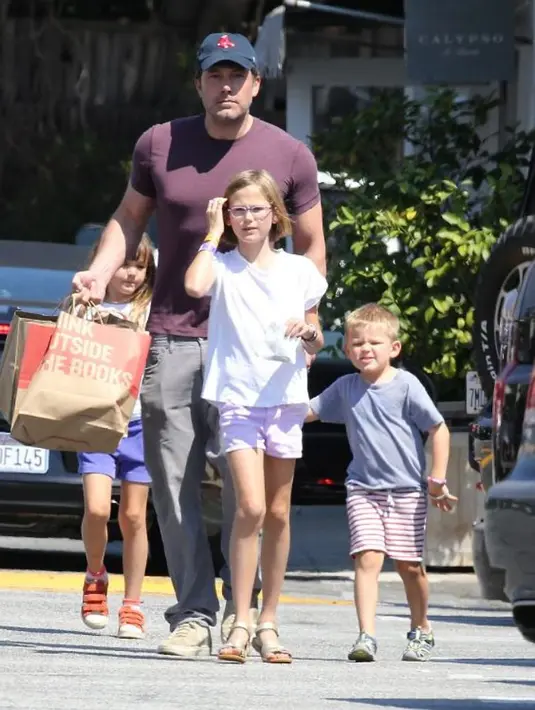 Anak-anak pun merasa bahagia bisa bertemu dengan ayahnya. (plotek.pl)