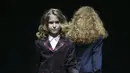 Dua orang model ini berlenggak-lenggok di atas catwalk dengan menggunakan seragam sekolah di Moscow Fashion Week (REUTERS/Sergei Karpukhin)