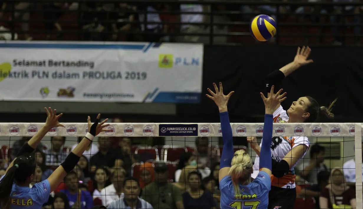 Pevoli Jakarta BNI 46, Lindsay Stalzer, melakukan smash saat melawan Bandung Bank BJB pada perebutan tempat ketiga Proliga 2019 di GOR Among Rogo, Yogyakarta, Sabtu (23/2). BNI 46 menang 3-1 atas BJB. (Bola.com/Yoppy Renato)