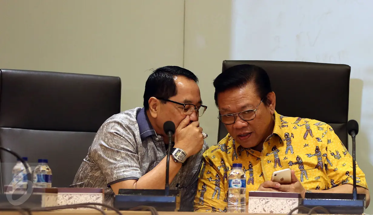 Ketua Dewan Pakar Partai Golkar Agung Laksono berbincang dengan Wakilnya Firman Soebagyo saat rapat, Jakarta, Selasa (14/3). Dewan Pakar Partai Golkar melakukan rapat Pleno VIII membahas isu terkini dan isu korupsi E-KTP. (Liputan6.com/Johan Tallo)
