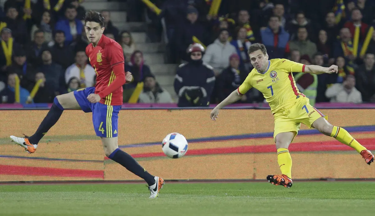 Pemain Romania, Adrian Popa melepaskan tembakan saat dihadang pemain Spanyol, Mrac Bartra pada laga persahabatan di Stadion Cluj Arena, Cluj, Senin (28/3/2016) dini hari WIB.  (REUTERS/Inquam Photos/Octav Ganea)