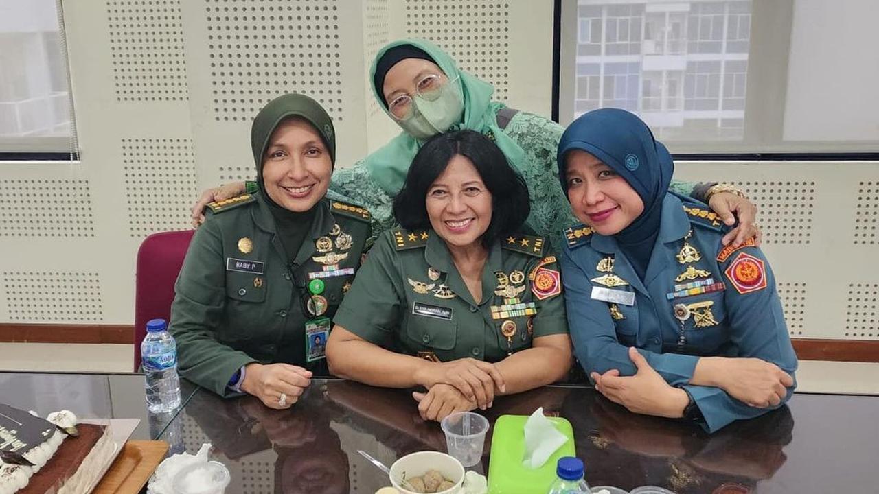 Dalam unggahannya, Dian tampak berpose dengan prajurit TNI wanita lainnya. <br>
