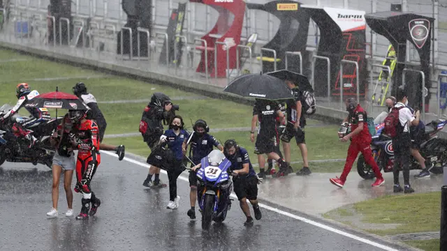 FOTO: Hujan Lebat Tunda Race 2 WSBK Mandalika 2021