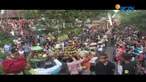 Ribuan umat Muslim dan Hindu di Lombok Barat, NTB, menggelar tradisi perang topat sebagai simbol sukacita atas berkah sang pencipta.