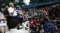 Tim dokter menyampaikan keterangan kepada orangtua yang anaknya menjadi korban vaksin palsu di halaman parkir RS Harapan Bunda, Jakarta, Jumat (15/7). Pihak RS menyatakan peredaran vaksin palsu dimulai dari Maret-Juni 2016 (Liputan6.com/Immanuel Antonius)