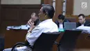 Mantan Wapres, Boediono menjawab pertanyaan saat menjadi saksi pada sidang lanjutan dugaan korupsi penerbitan SKL BLBI dengan terdakwa, Syafruddin Arsyad Temenggung di Pengadilan Tipikor, Jakarta, Kamis (19/7). (Liputan6.com/Helmi Fithriansyah)